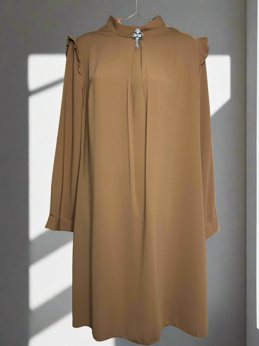 Tunic with brooch - Camel